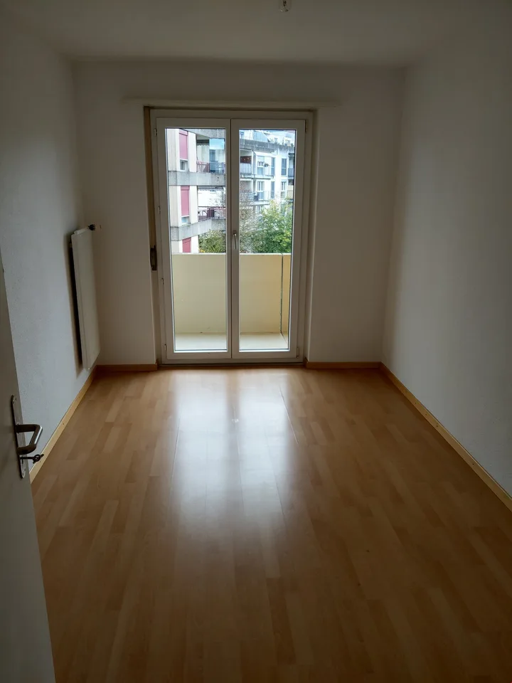 Herrliche 4-Zimmerwohnung mit eigener Waschmaschine und Balkon zu vermieten!! – Foto 4 von 5