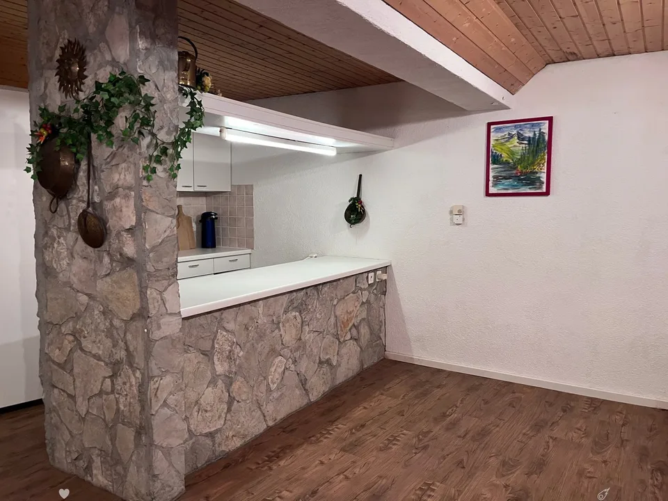 Versatile room for rent with fireplace and storage space in top location in Biel – photo 4 of 8