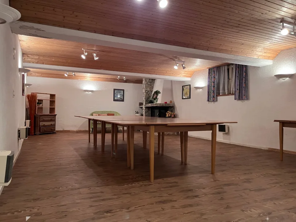 Versatile room for rent with fireplace and storage space in top location in Biel – photo 2 of 8