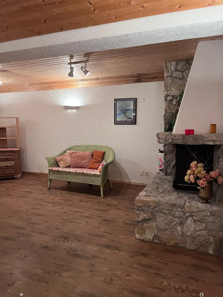 Versatile room for rent with fireplace and storage space in top location in Biel – photo 5 of 8