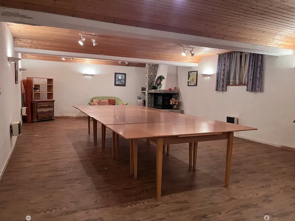 Versatile room for rent with fireplace and storage space in top location in Biel – photo 3 of 8