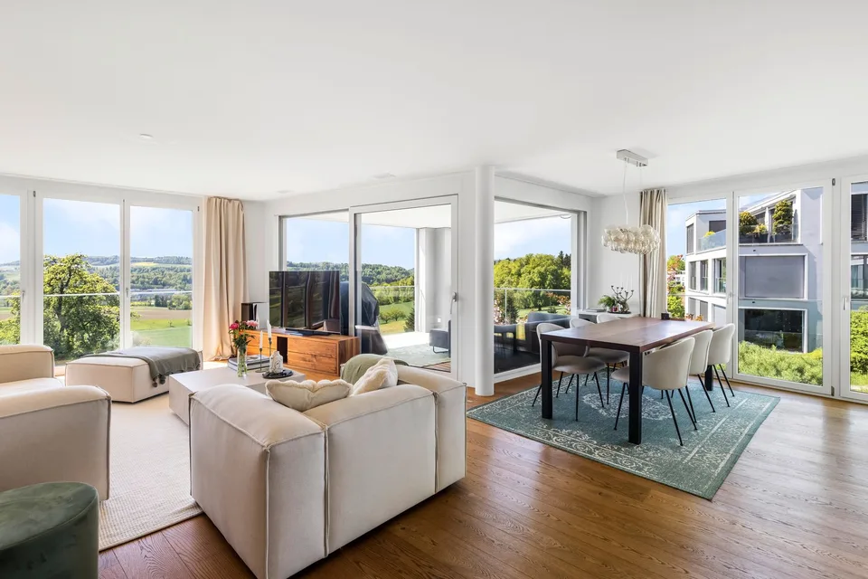 Appartement ensoleillé de 3,5 pièces avec vue dégagée et loggia couverte à Uitikon – photo 3 sur 6