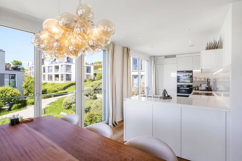 Appartement ensoleillé de 3,5 pièces avec vue dégagée et loggia couverte à Uitikon – photo 4 sur 6