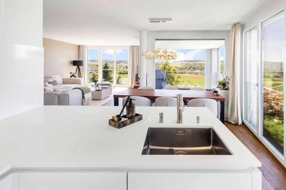 Appartement ensoleillé de 3,5 pièces avec vue dégagée et loggia couverte à Uitikon – photo 2 sur 6
