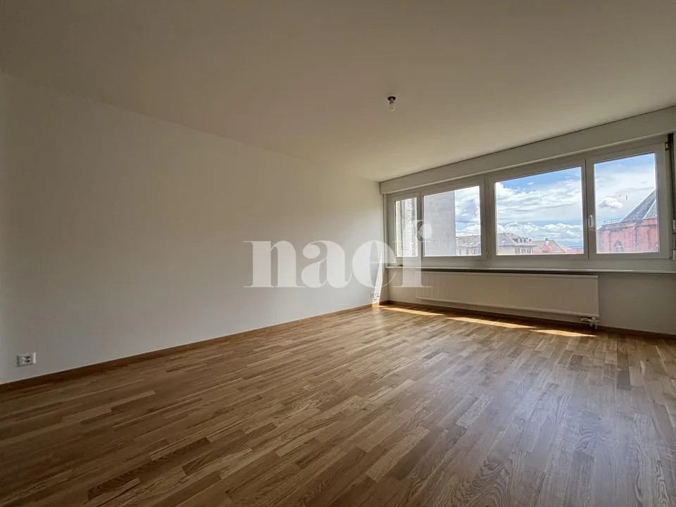 Zweizimmerwohnung ideal in der Nähe des Stadtzentrums von Neuchâtel gelegen – Foto 2 von 5