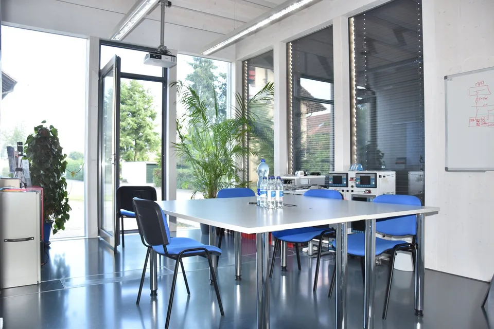 Moderne, sehr helle Büroräume im Erdgeschoss – Foto 10 von 15