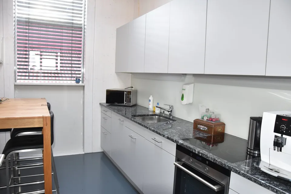 Moderne, sehr helle Büroräume im Erdgeschoss – Foto 12 von 15