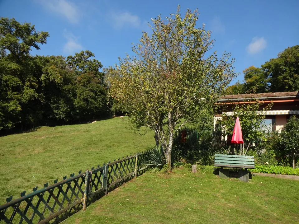 Charmantes Einfamilienhaus an guter, sonniger Lage mit grossem Garten und wunderbarer Weitsicht – Foto 13 von 16