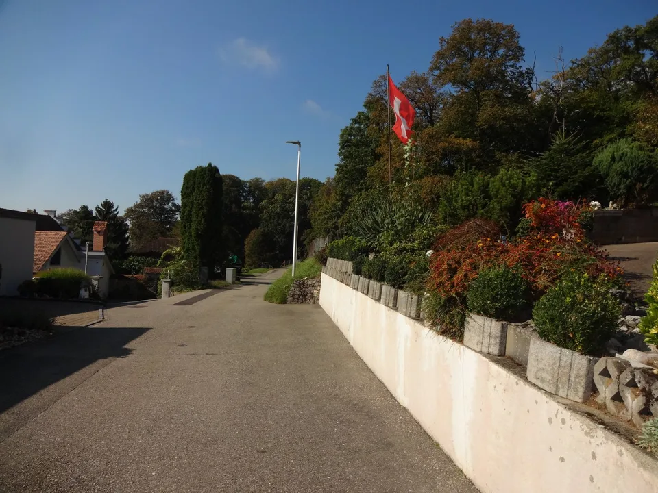 Charmantes Einfamilienhaus an guter, sonniger Lage mit grossem Garten und wunderbarer Weitsicht – Foto 16 von 16