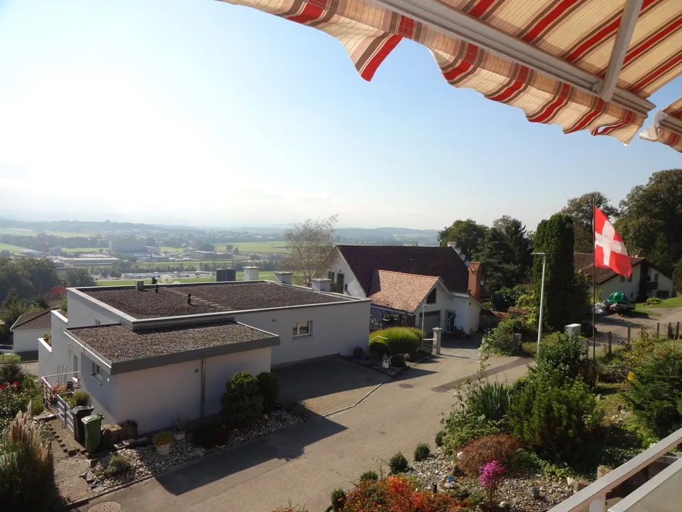Charmantes Einfamilienhaus an guter, sonniger Lage mit grossem Garten und wunderbarer Weitsicht – Foto 11 von 16