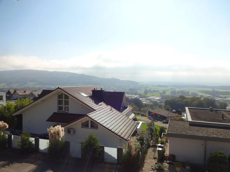 Charmantes Einfamilienhaus an guter, sonniger Lage mit grossem Garten und wunderbarer Weitsicht – Foto 12 von 16