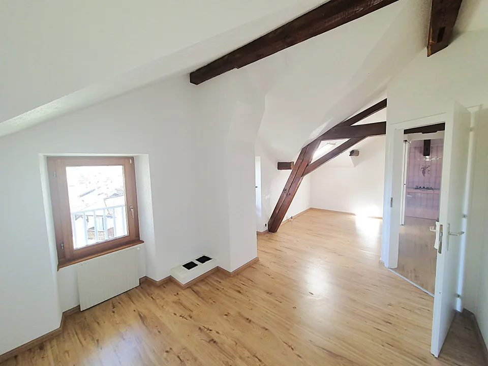 Haus mit 2 Wohnungen 3,5 Zimmer + 1 unabhängiges Studio, großes Potenzial! – Foto 2 von 13