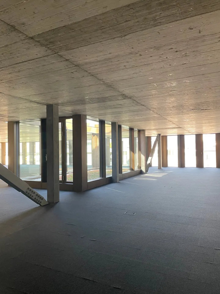 À louer – Plateau de bureaux Plug & Work de 600 m² au cœur de Cour de Gare, à Sion – photo 12 sur 14