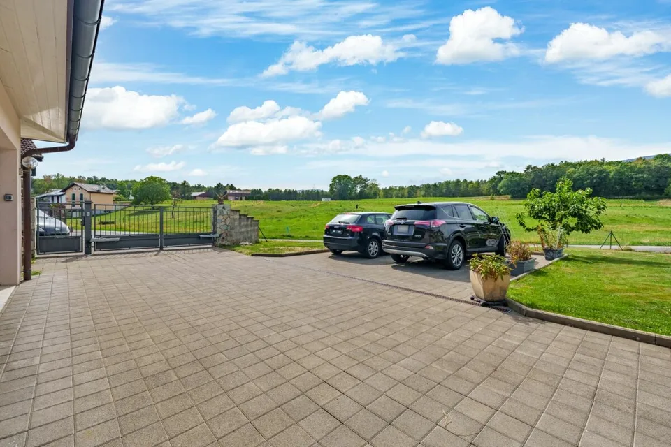 Magnifique villa alliant espace, confort et vue dégagée sur la campagne environnante. – photo 2 sur 9