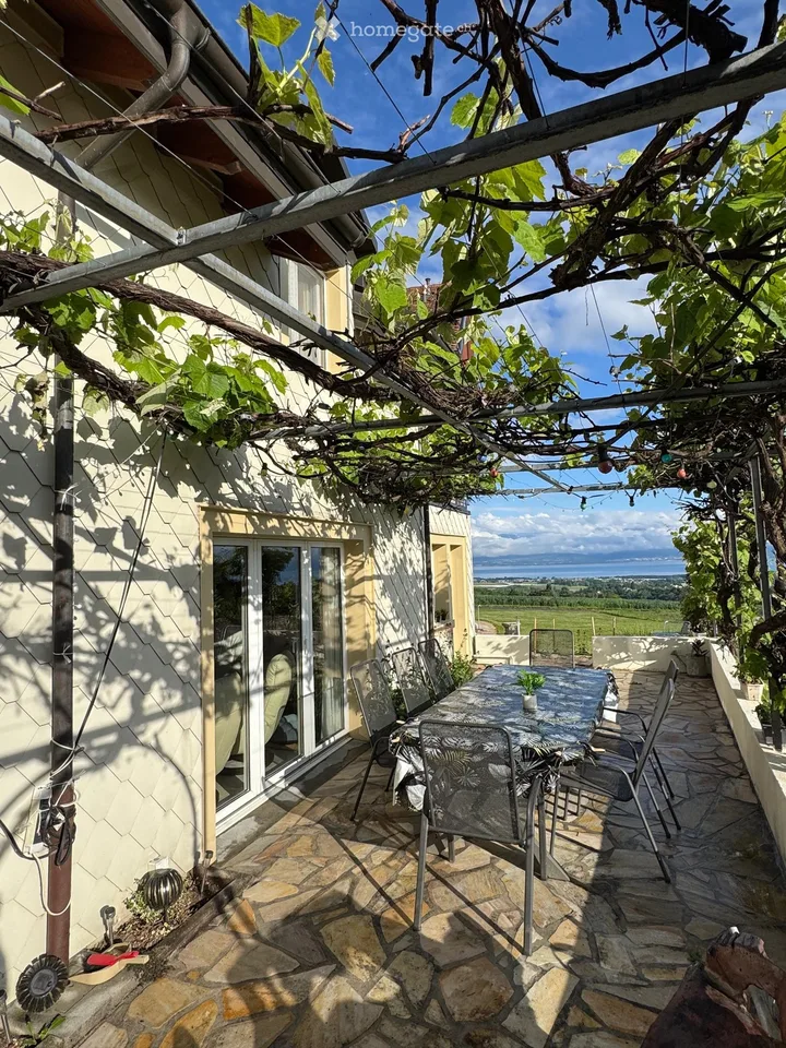 Blick auf den See und Terrasse von 36 m², nahe Aubonne – Foto 2 von 5