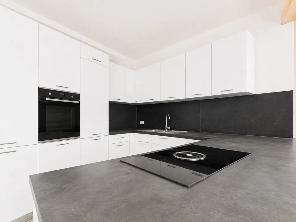 Appartement-maisonnette unique, fraîchement rénové de 4,5 pièces – photo 2 sur 13