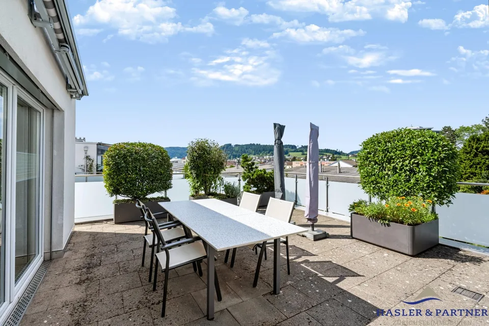 Repräsentative 5½-Zimmer-Attikawohnung mit 144 m² Terrasse und Alpe... – Foto 2 von 7