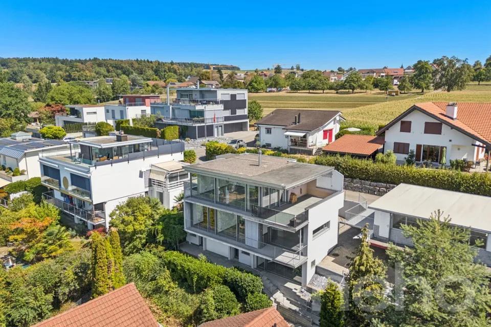 Maison unifamiliale spacieuse de 6,5 pièces avec appartement à Tennwil – photo 2 sur 12