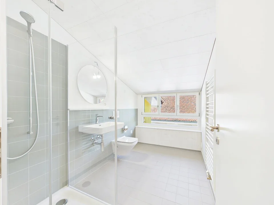 Très spacieux, lumineux, fraîchement rénové appartement mansardé – photo 9 sur 11