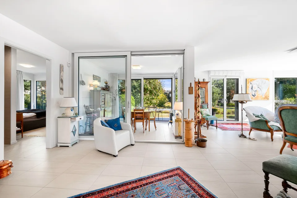 Elegante appartamento su due livelli con giardino privato alberato – foto 2 di 13