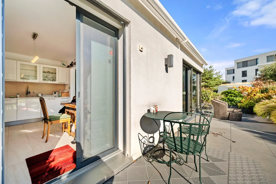 Elegante appartamento su due livelli con giardino privato alberato – foto 10 di 13