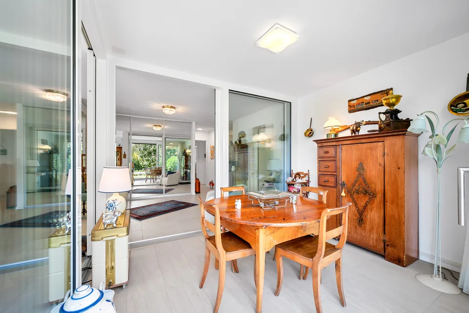 Elegante appartamento su due livelli con giardino privato alberato – foto 4 di 13