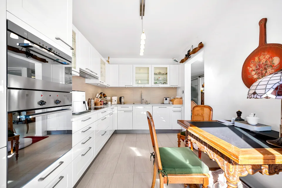 Elegante appartamento su due livelli con giardino privato alberato – foto 11 di 13