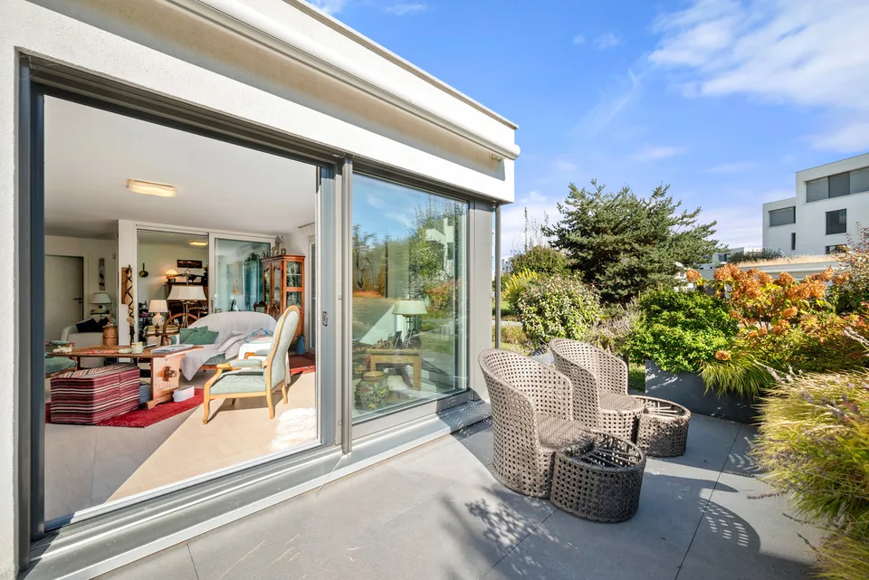 Elegante appartamento su due livelli con giardino privato alberato – foto 9 di 13