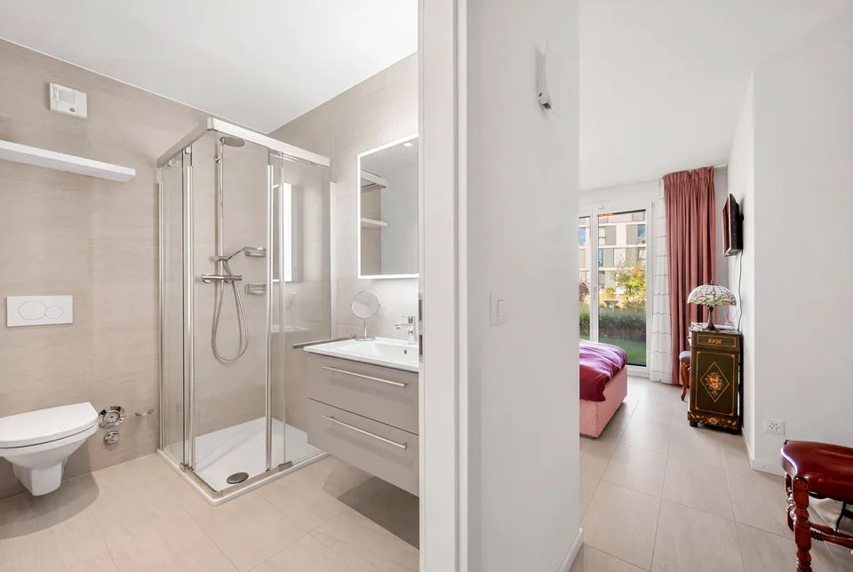 Elegante appartamento su due livelli con giardino privato alberato – foto 7 di 13