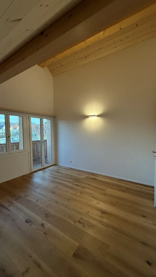 Schöne und grosse 4.5-Zimmer-Dachwohnung mit modernem Komfort – Foto 4 von 11
