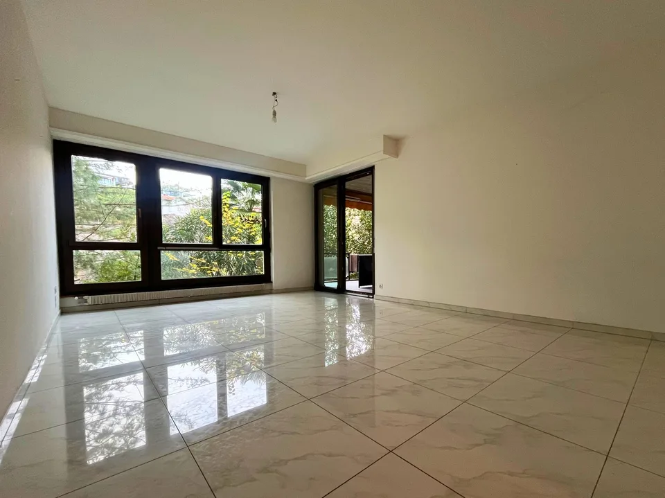 LUGANO LORETO – HELLES 3.5-ZIMMER-WOHNUNG MIT GROSER TERRASSE, UMgeben von GRÜN – Foto 3 von 16