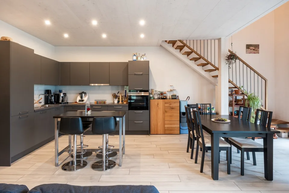 Ampio appartamento di 3.5 locali con balcone e galleria – foto 3 di 13