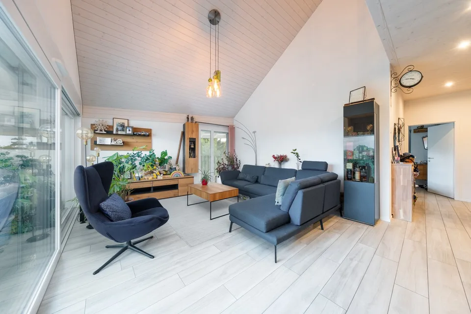 Ampio appartamento di 3.5 locali con balcone e galleria – foto 4 di 13