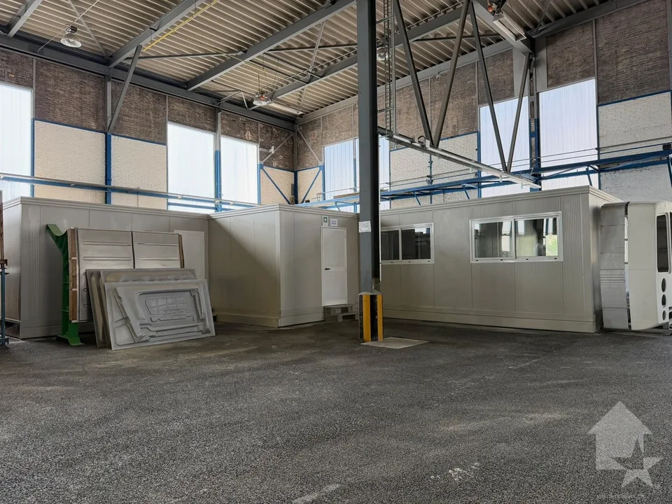Halle industrielle de 20'500 m3 et de 2'130 m2 avec accès sécurisé – Foto 10 von 12