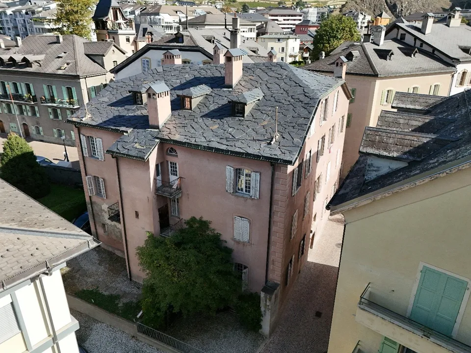 Sion, maison historique au cœur de la vieille ville composé de 5 appartements et 2 bureaux – photo 2 sur 30