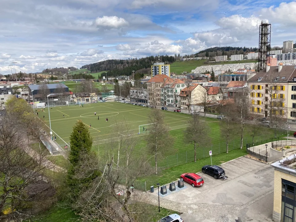 Appartement 2 pièces rénové avec vue, calme et bien situé à La Chaux-de-Fonds – photo 2 sur 10
