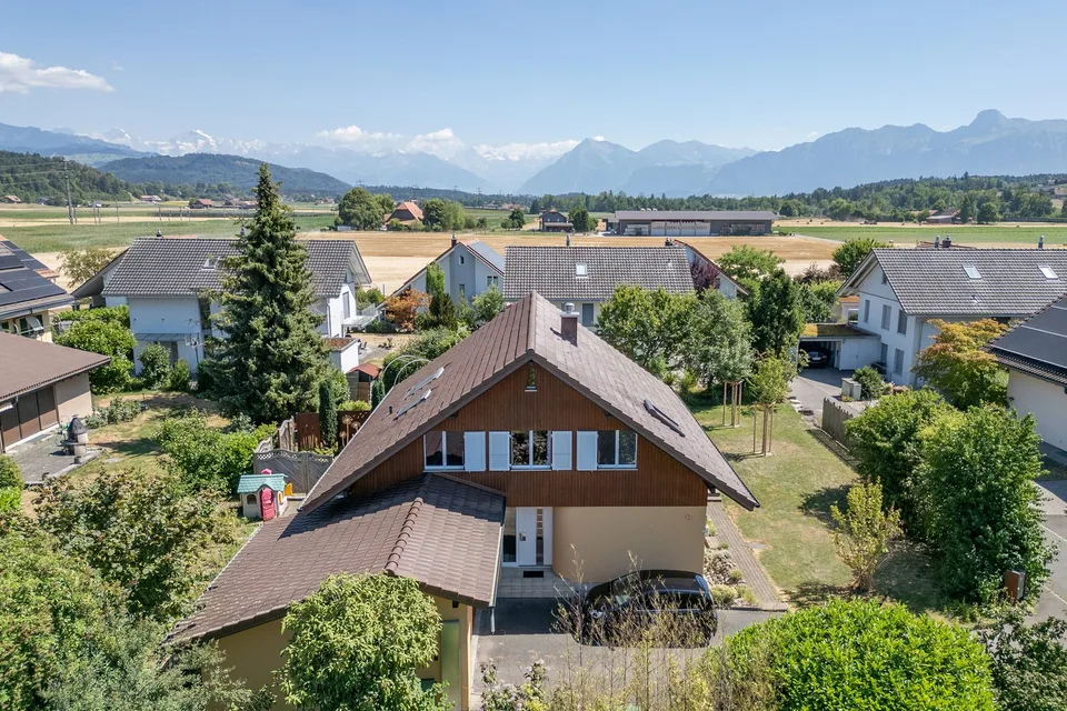 Freistehendes & grosszügiges Einfamilienhaus mit grossem Garten – Foto 2 von 19