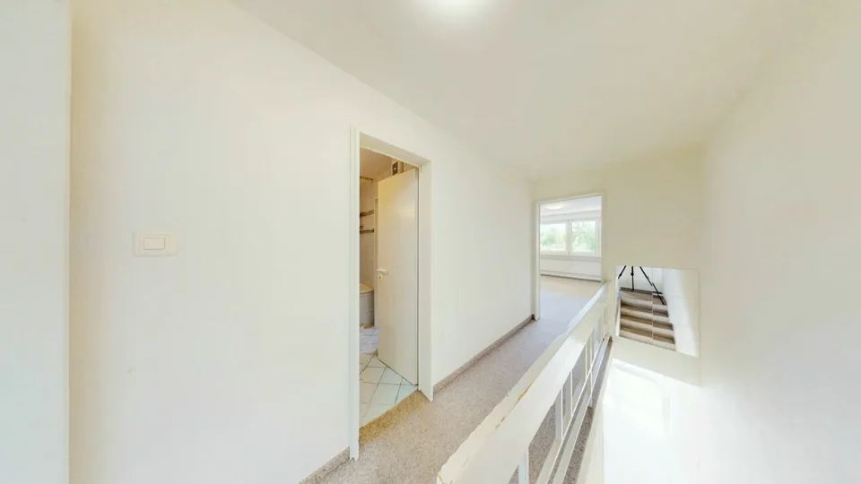 Wohnen auf zwei Ebenen! Charmante 3.5 Zimmer Maisonette mit Blick ins Grüne – Foto 15 von 16