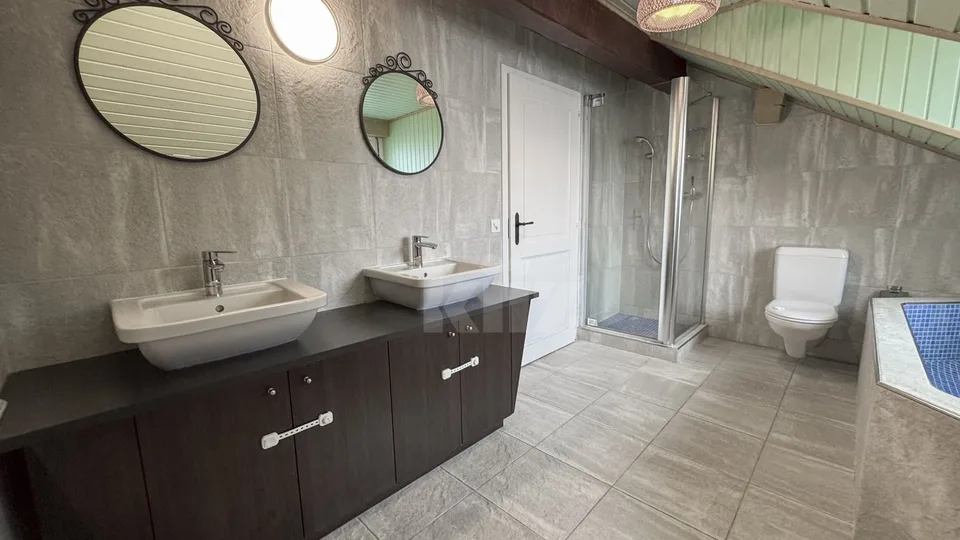 Schönes modernes Apartment mit Terrasse – Foto 10 von 13