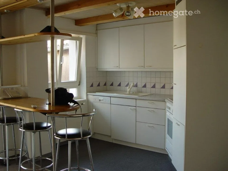 Schöne 2,5 Zimmer Wohnung mit Autoabstellplatz + Kellerraum – Foto 2 von 5