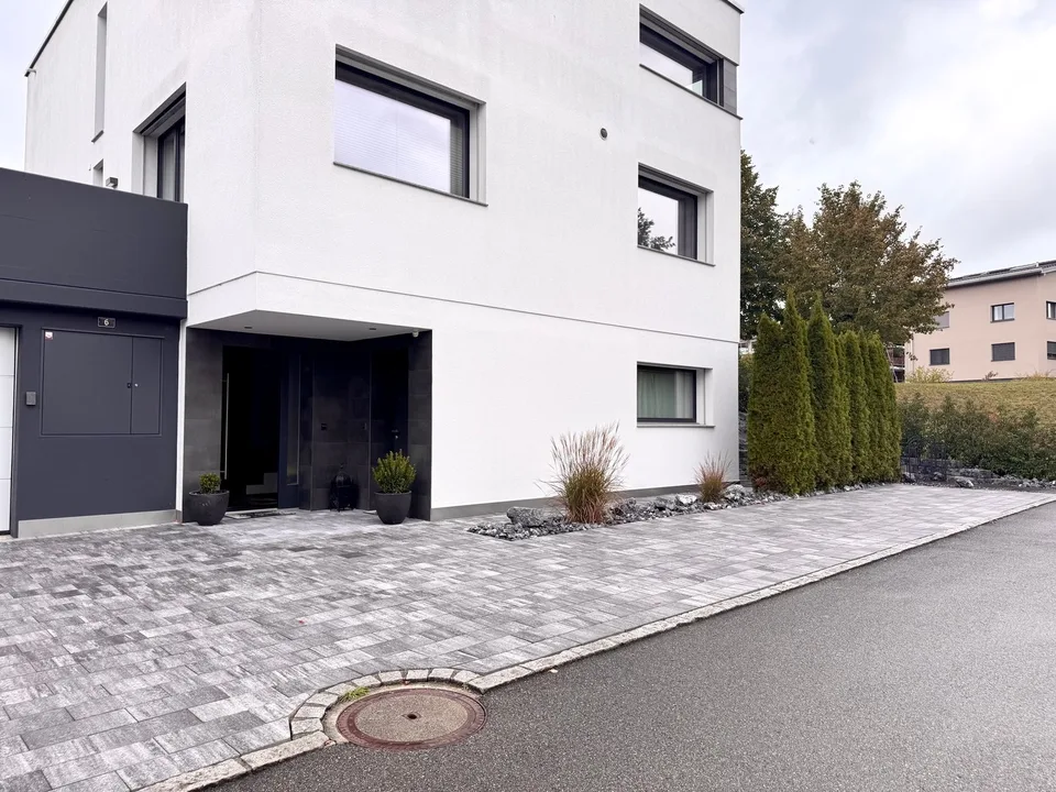 Parterrewohnung / Einliegerwohnung mit grossem Sitzplatz, Nähe Bahnhof – Foto 2 von 11