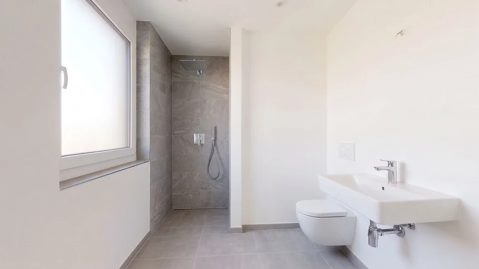 Appartement de jardin moderne 5.5 pièces avec chambre principale, salle de bain en suite, loggia & balcon – photo 12 sur 20