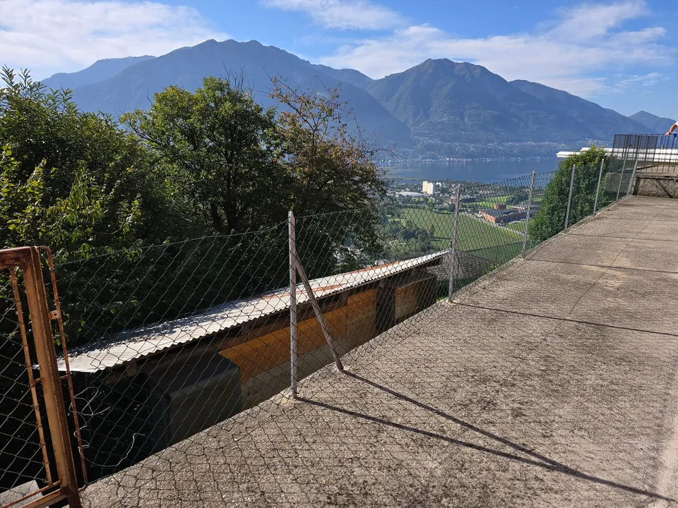 Grande proprietà con vista lago panoramica e terreno edificabile – Foto 22 von 24