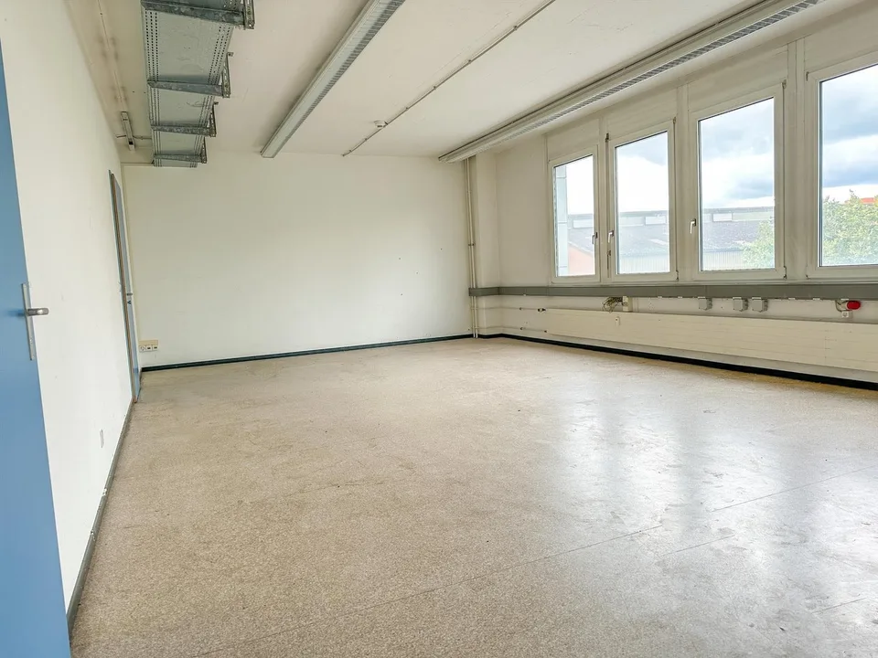 Espace commercial lumineux de 48 m² à louer au 2e étage à Reinach – photo 3 sur 5