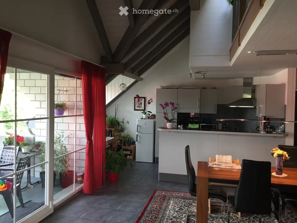 Geräumiges Duplex von 5½ Zimmern mit Galerie, überdachtem Balkon und Garage – Foto 2 von 8