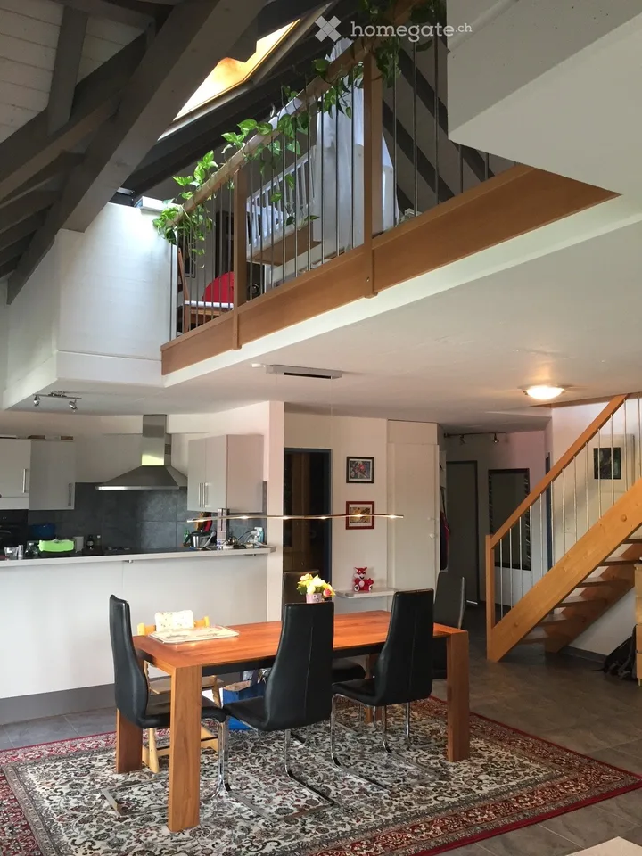 Geräumiges Duplex von 5½ Zimmern mit Galerie, überdachtem Balkon und Garage – Foto 3 von 8