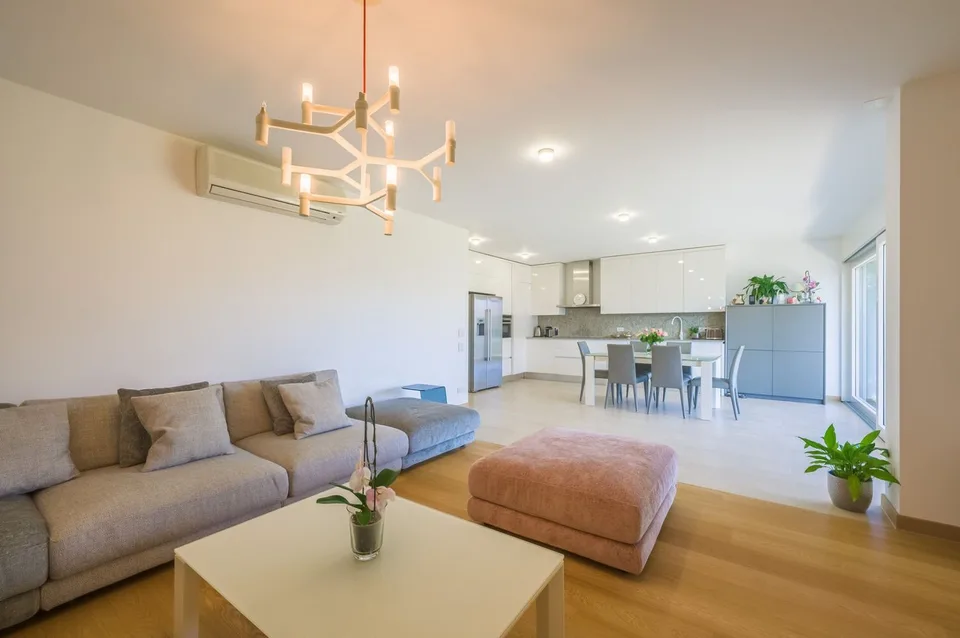 GERÄUMIGE 6,5-ZIMMER-GARTENWOHNUNG IN DER NÄHE DER TASIS-SCHULE – Foto 6 von 10
