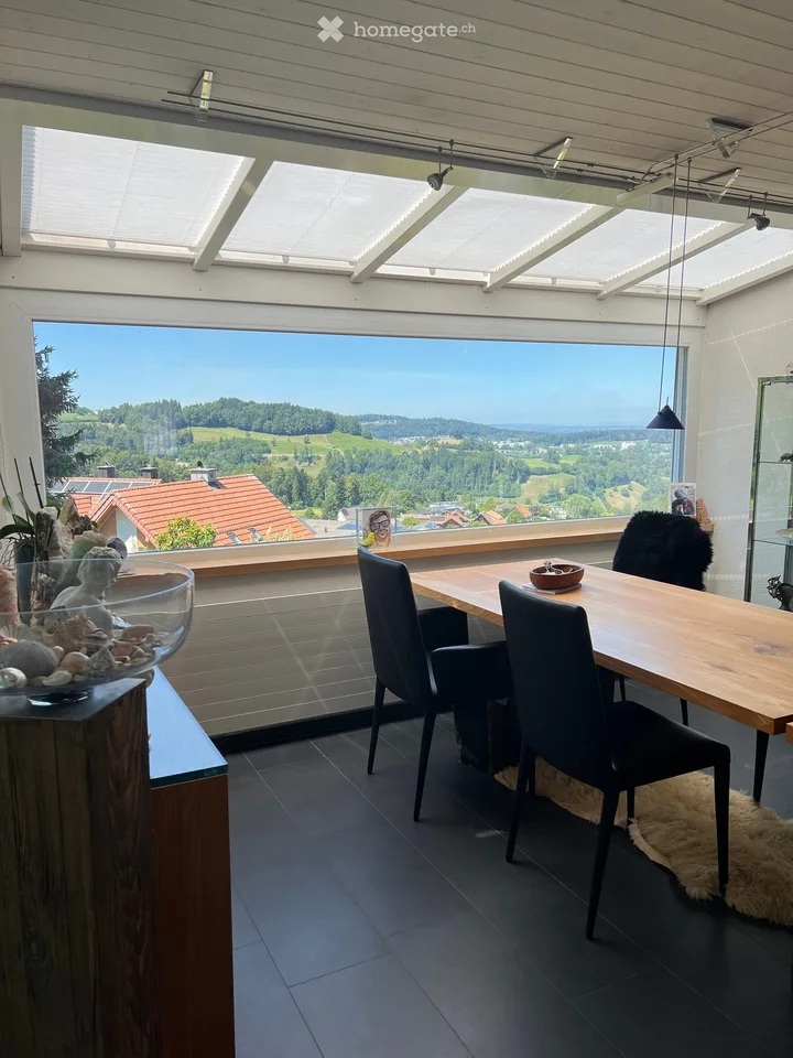 Dreamy lake view & privacy combined in this well-maintained 6-room single-family house with separate apartment – photo 2 of 5