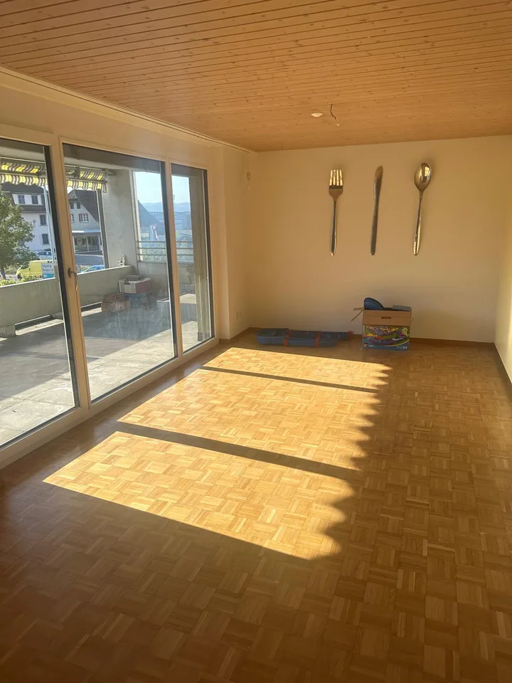 Helle 4.5-Zimmer-Wohnung mit Balkon und Lift in Reiden – Foto 3 von 10