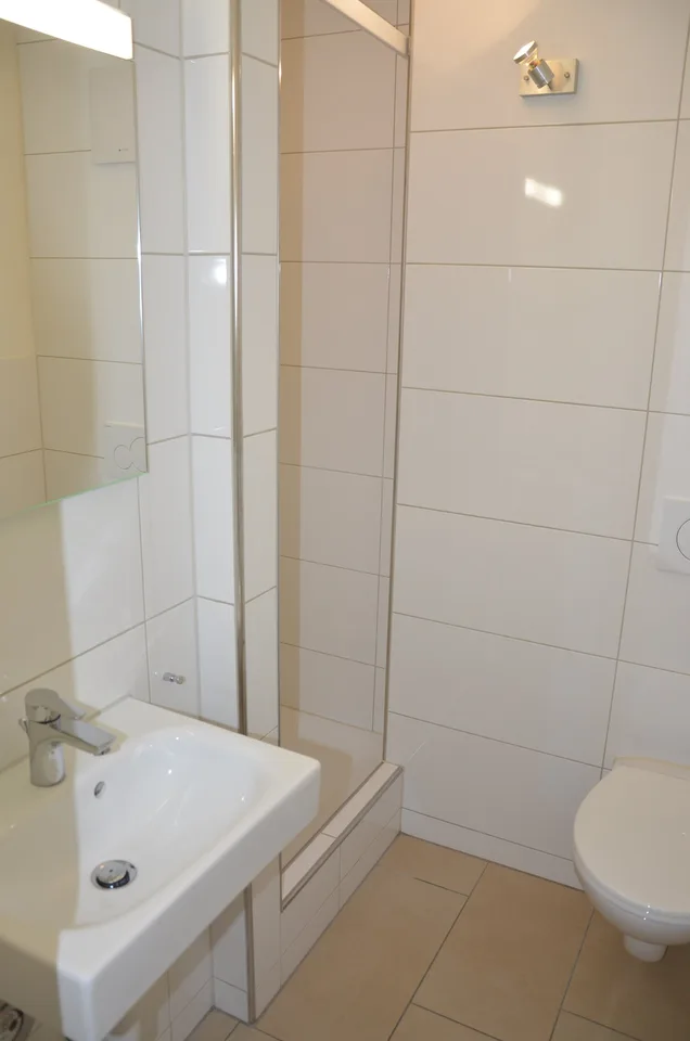 moderne 1.5-Zimmer-Wohnung mit Balkon und Lift im Haus an zentraler Lage – Foto 4 von 5